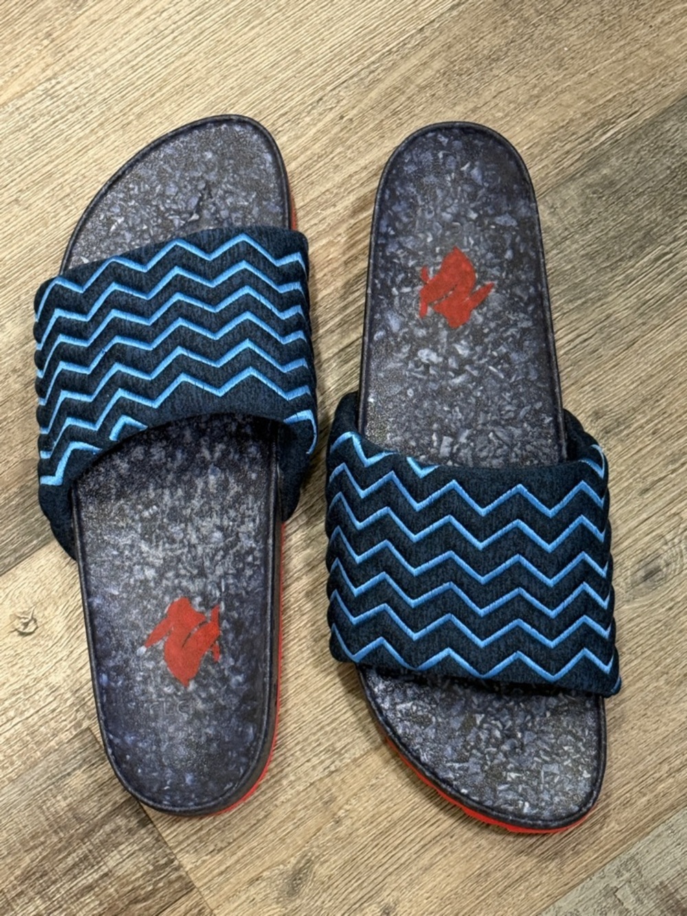 Run Rabbit RAD EZ Slides Blue Chevron men’s size 13